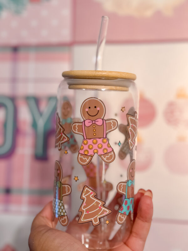 Sip your holiday drinks with a dash of sweetness using this 16oz glass can cup, featuring an adorable double-sided design of gingerbread men in cute patterned shorts and little gingerbread trees!