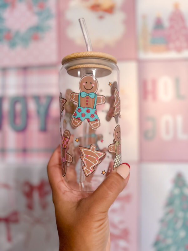 Sip your holiday drinks with a dash of sweetness using this 16oz glass can cup, featuring an adorable double-sided design of gingerbread men in cute patterned shorts and little gingerbread trees!