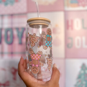 Sip your holiday drinks with a dash of sweetness using this 16oz glass can cup, featuring an adorable double-sided design of gingerbread men in cute patterned shorts and little gingerbread trees!