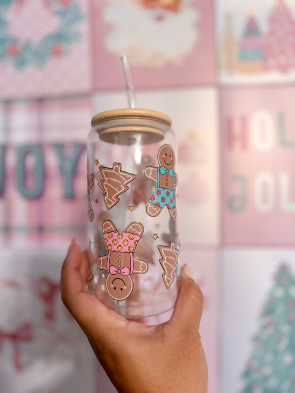 Sip your holiday drinks with a dash of sweetness using this 16oz glass can cup, featuring an adorable double-sided design of gingerbread men in cute patterned shorts and little gingerbread trees!