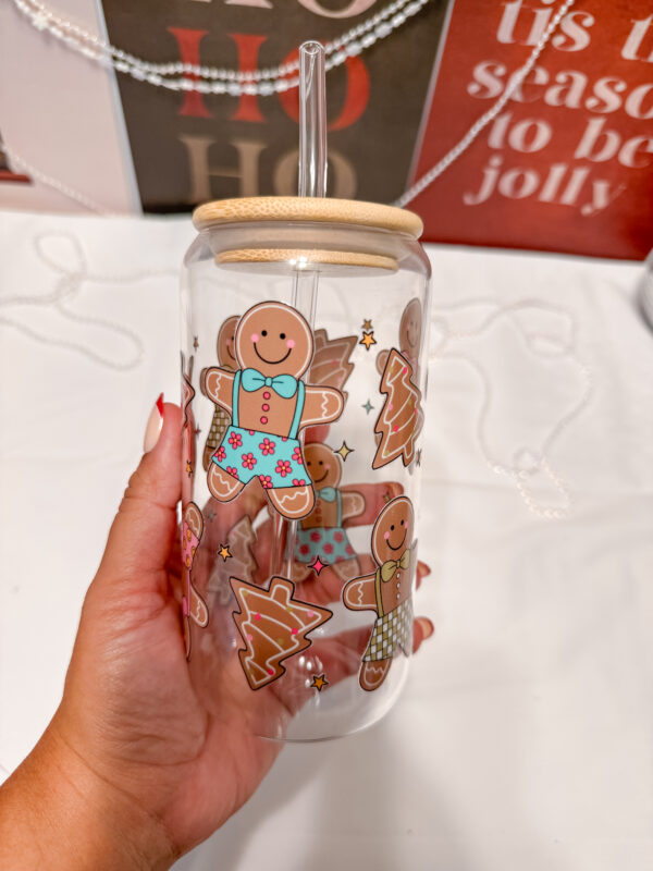 Sip your holiday drinks with a dash of sweetness using this 16oz glass can cup, featuring an adorable double-sided design of gingerbread men in cute patterned shorts and little gingerbread trees!